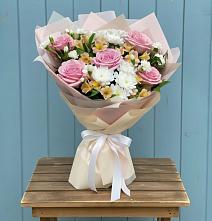 Букет цветов из:  Гвоздики, Орхидеи и Розы в Шаран