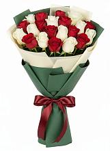 Букет Микс из красных и белых роз в Шаран