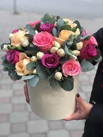 Цветочная композиция из Розы в шляпной коробке в Шаран