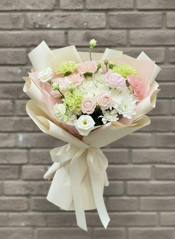 Букет цветов из: Гвоздики, Розы, Лизиантусы и Хризантемы в Шаран