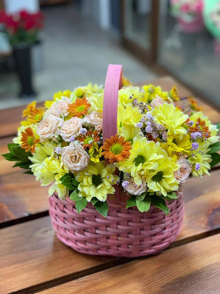 Цветочная композиция из Хризантемы и Розы в корзине в Шаран