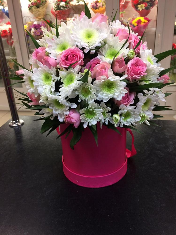 Цветочная композиция из Розы и Хризантемы в шляпной коробке в Шаран