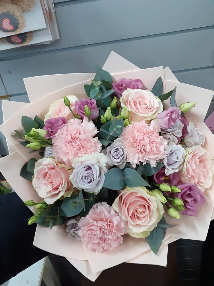 Букет цветов из: Розы, Гвоздики и Лизиантусы в Шаран